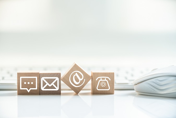 白背景と傾く＠